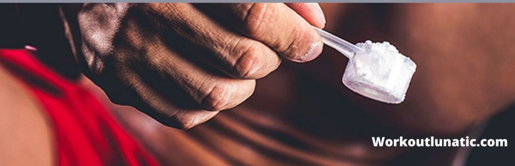 أخذ مسحوق ما قبل التمرين من زجاجة