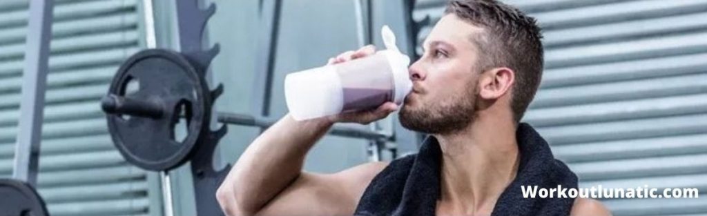 رجل يشرب قبل التمرين