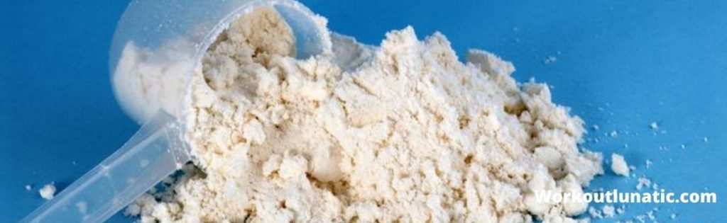 مسحوق ما قبل التمرين ينتشر من الملعقة