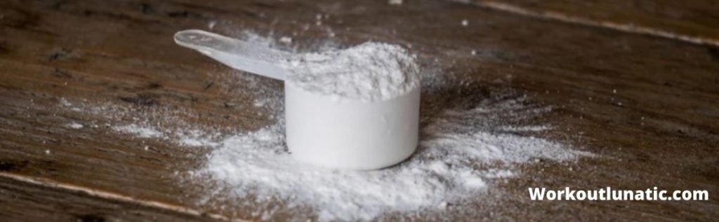 بودرة ما قبل التمرين داخل ملعقة بلاستيكية