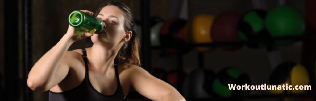 امرأة تمارس تمرينًا قبل التمرين أثناء وجودها في صالة الألعاب الرياضية