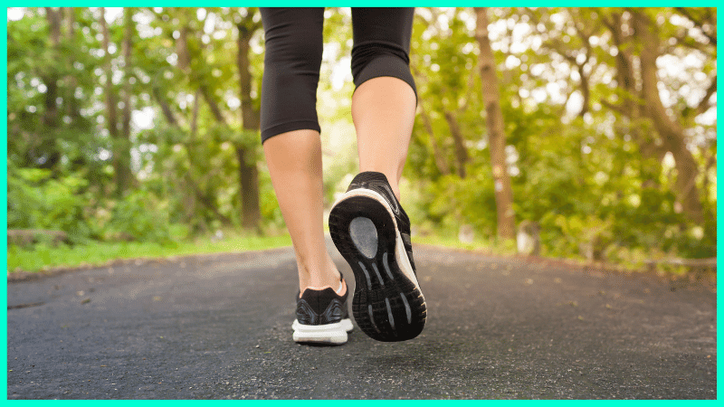 يمشي في الخارج