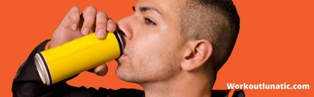 رجل يشرب مشروب الطاقة