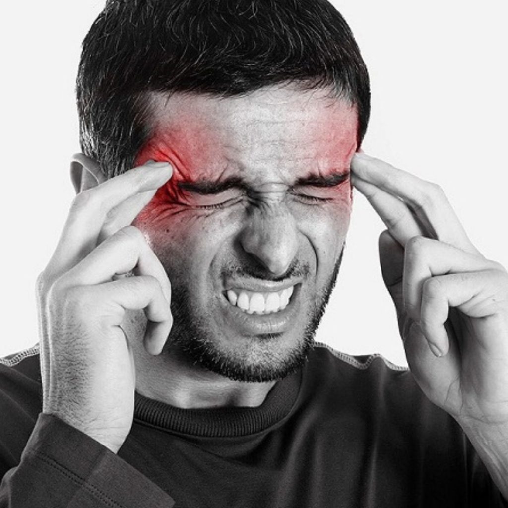 رجل في صداع