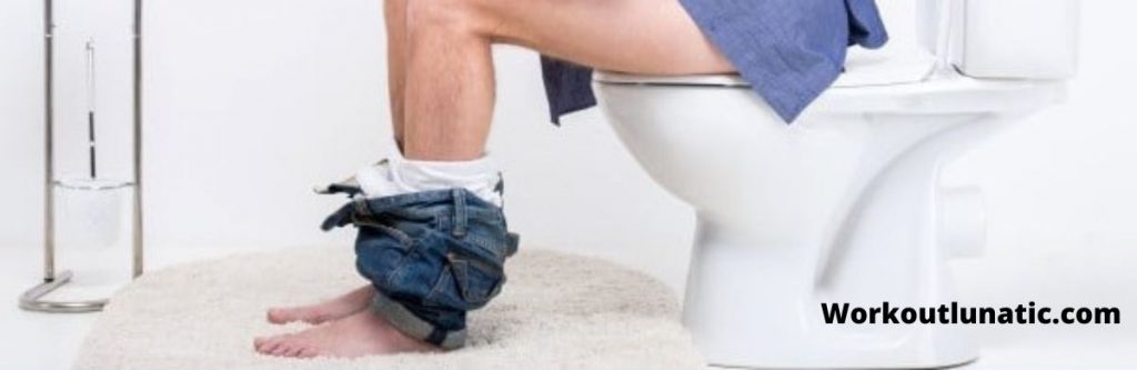 رجل يجلس على صوان