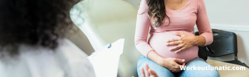 امرأة حامل تستشير الطبيب