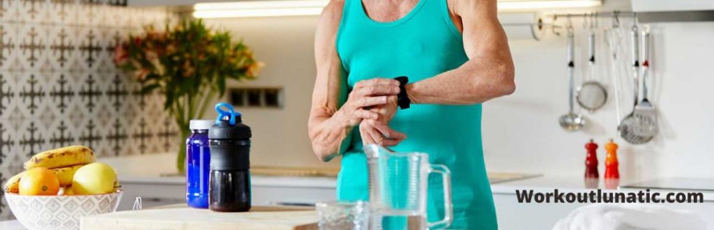 رجل يرى ساعته قبل التمرين في الوقت المناسب