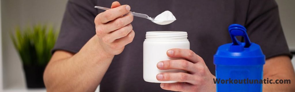 رجل يأخذ مسحوقا قبل التمرين من زجاجة