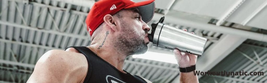 رجل لديه ملحق قبل التمرين