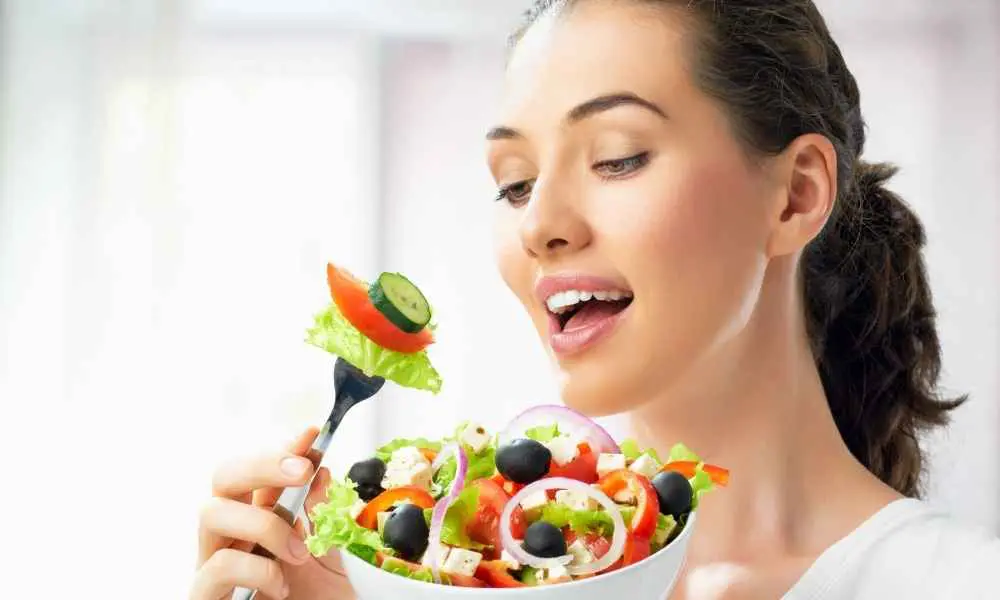 امرأة تأكل سلطة