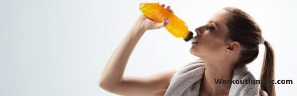 امرأة لديها ملحق قبل التمرين