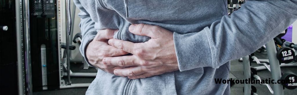 رجل رياضي يشعر بألم في المعدة