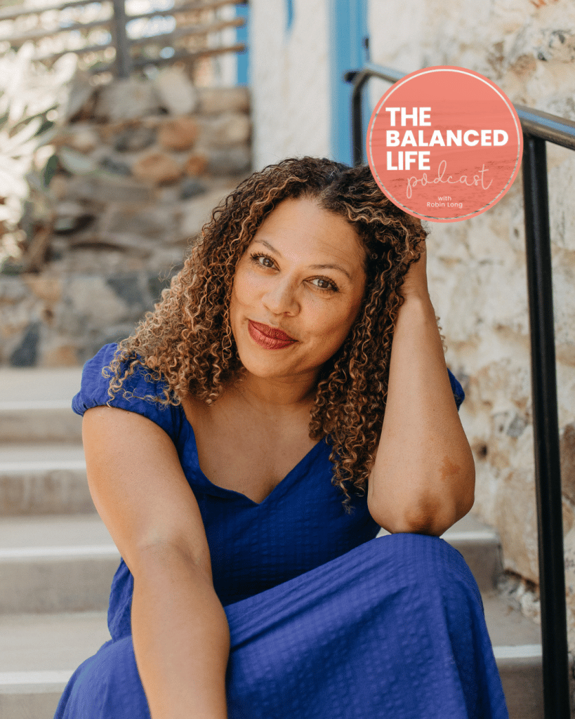 مدرب التنفس ، Kiesha Yokers يقف للصورة جالسًا بالخارج على درجات.